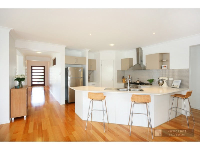 4 Bega Place, Kawana Island QLD 4575