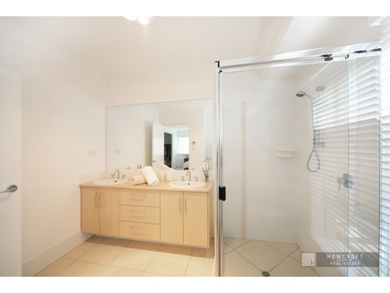 4 Bega Place, Kawana Island QLD 4575