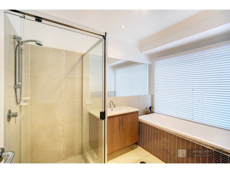 4 Bega Place, Kawana Island QLD 4575