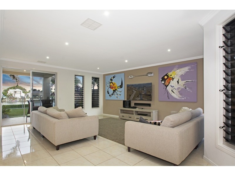 25 Barbuda Circuit, Kawana Island QLD 4575