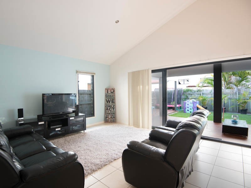 2 Molokai Lane, Kawana Island QLD 4575