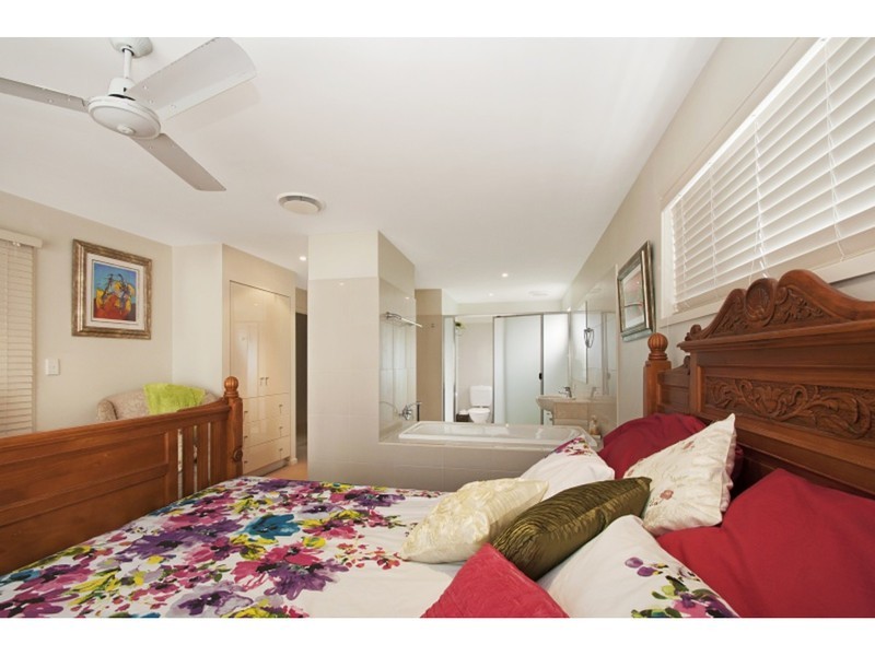 10 Bonaire Court, Kawana Island QLD 4575