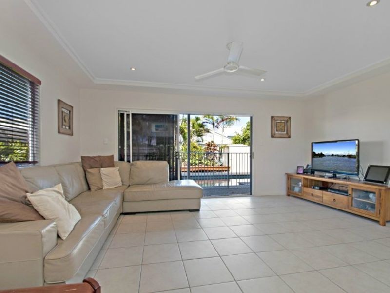 8 Capri Court, Kawana Island QLD 4575