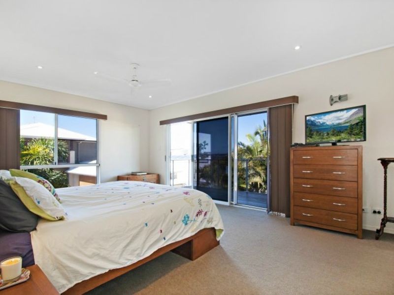 8 Capri Court, Kawana Island QLD 4575