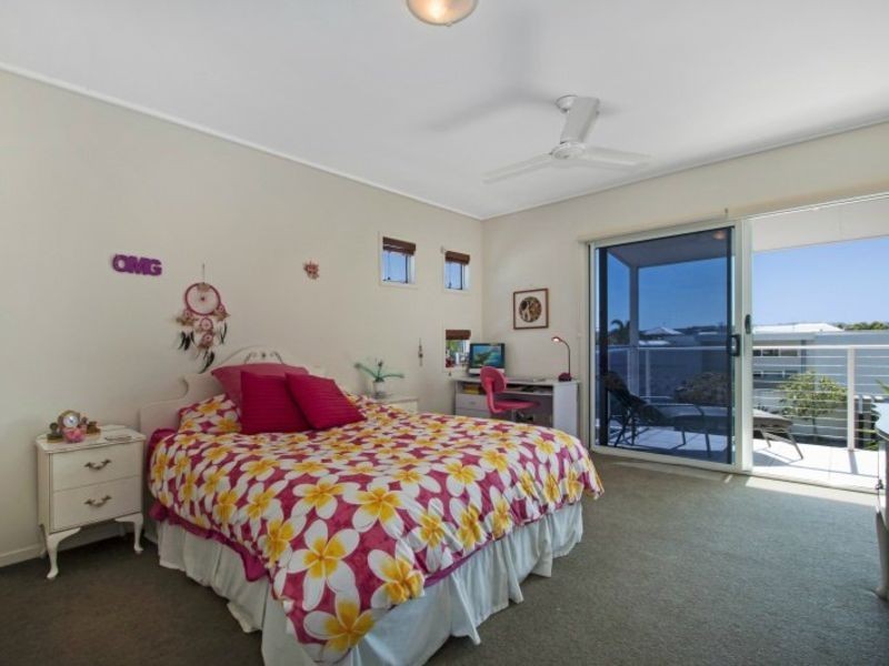 8 Capri Court, Kawana Island QLD 4575