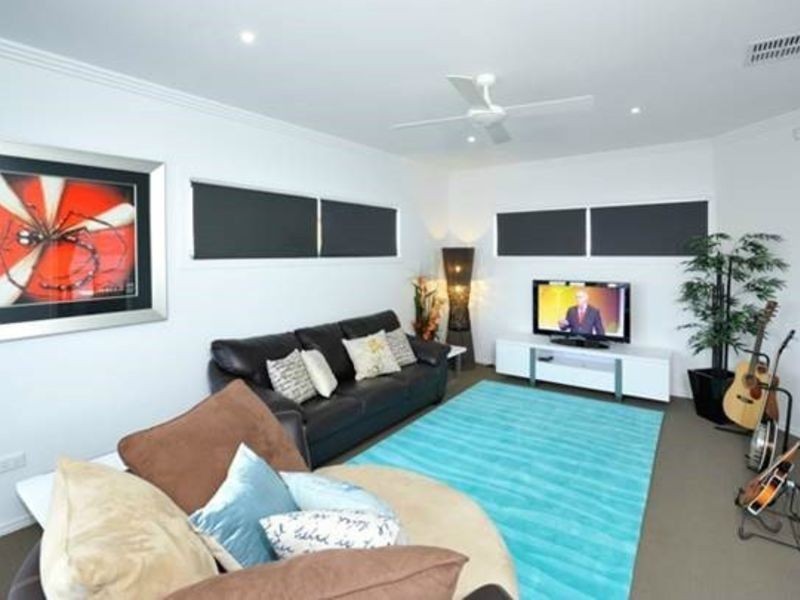 25 Barbuda Circuit, Kawana Island QLD 4575