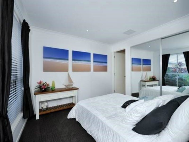 25 Barbuda Circuit, Kawana Island QLD 4575