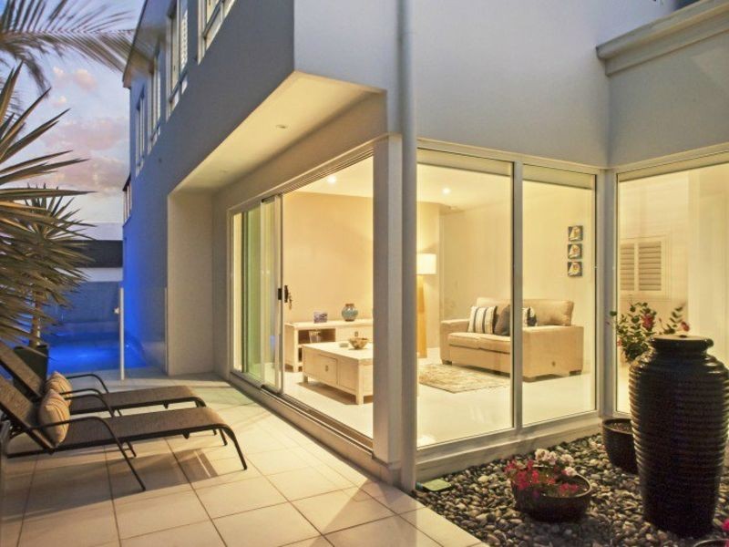 12 Barbuda Circuit, Kawana Island QLD 4575