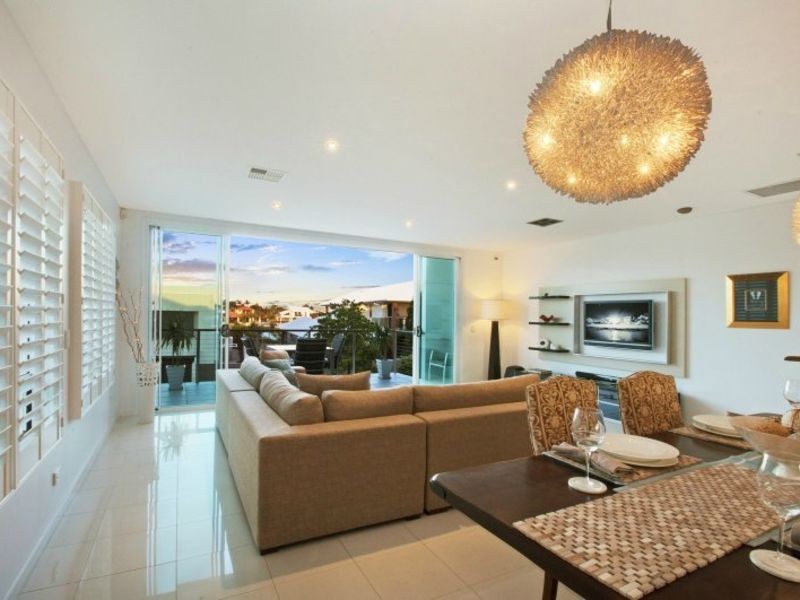 12 Barbuda Circuit, Kawana Island QLD 4575