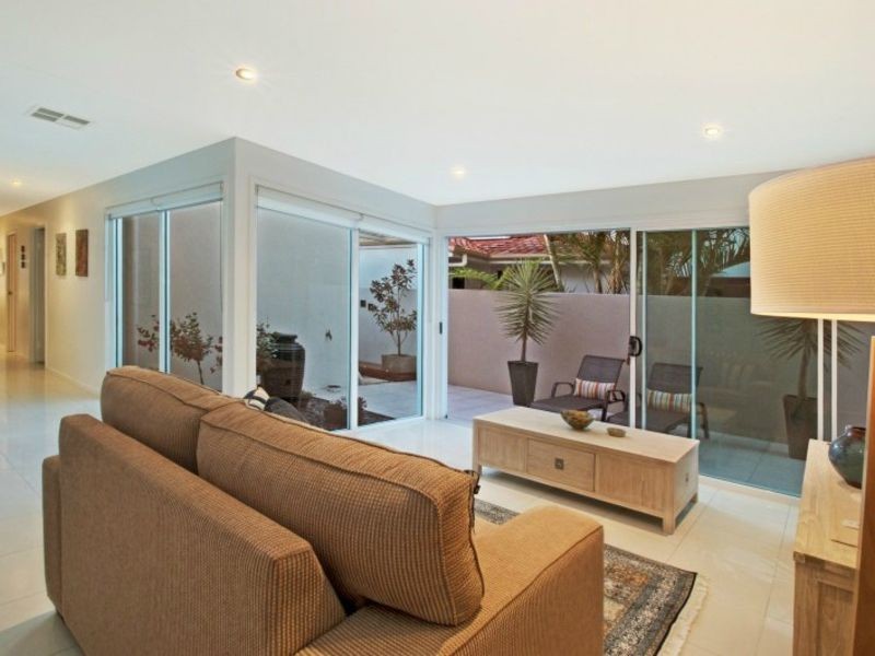 12 Barbuda Circuit, Kawana Island QLD 4575