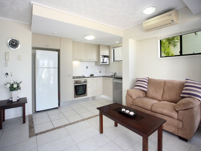 18/4 Grand Parade, Kawana Island QLD 4575