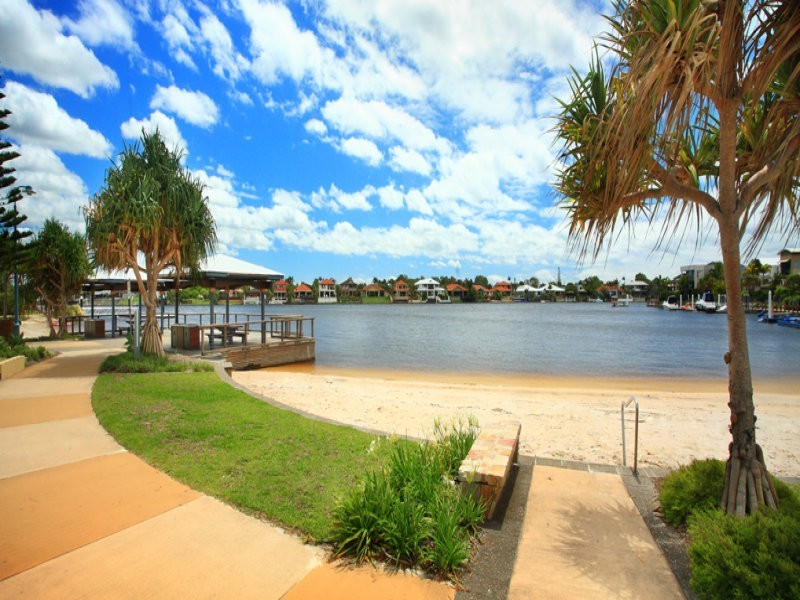 18/4 Grand Parade, Kawana Island QLD 4575