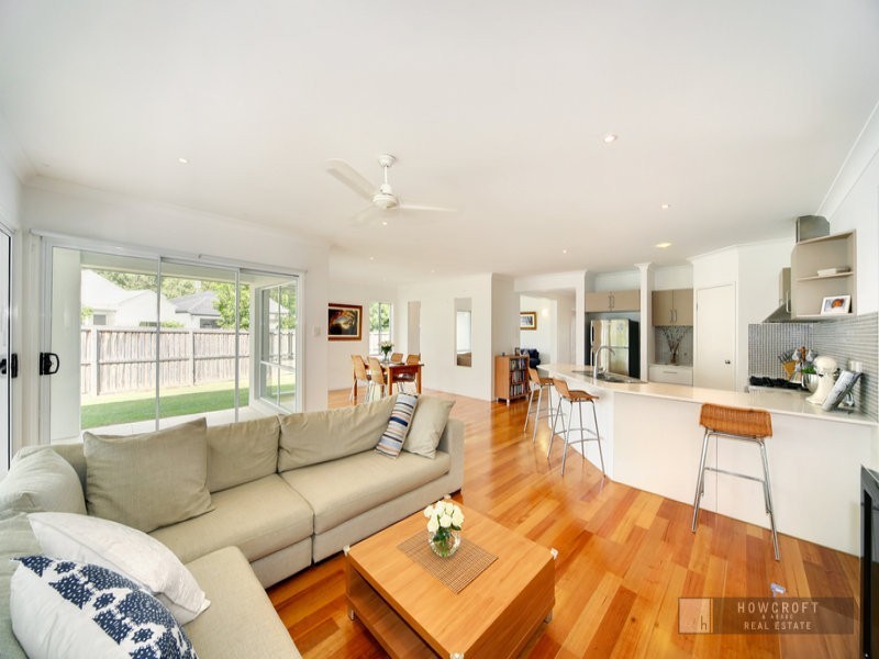 4 Bega Place, Kawana Island QLD 4575