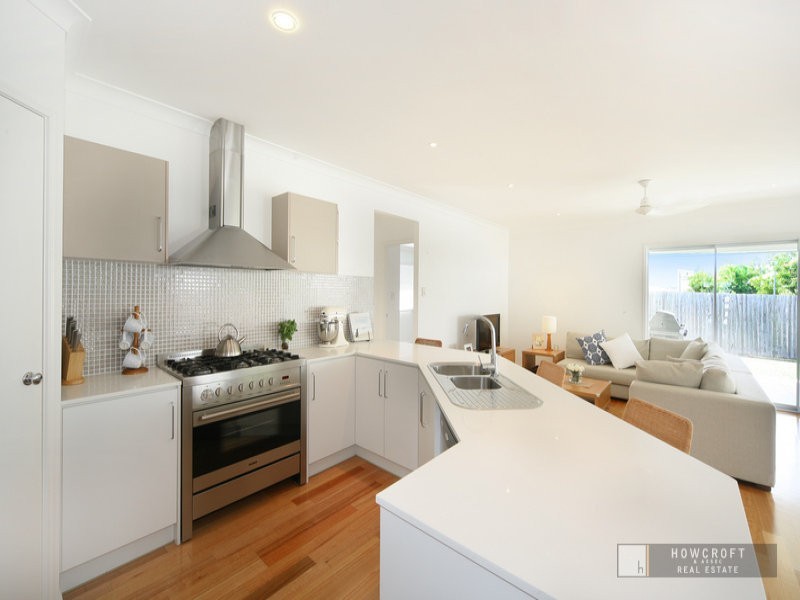 4 Bega Place, Kawana Island QLD 4575