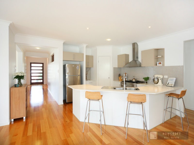 4 Bega Place, Kawana Island QLD 4575