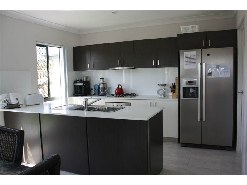 2 Rise Cct, Pacific Pines QLD 4211