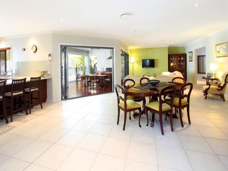 70 Barcoo Crescent, Sinnamon Park QLD 4073
