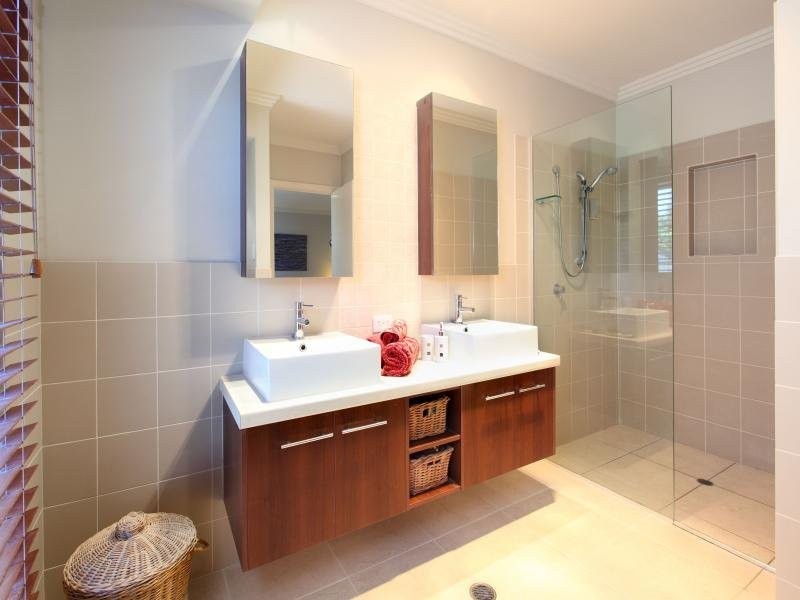 70 Barcoo Crescent, Sinnamon Park QLD 4073