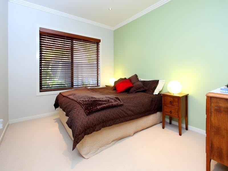 70 Barcoo Crescent, Sinnamon Park QLD 4073