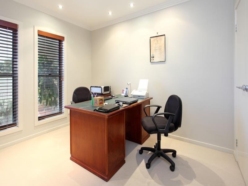 70 Barcoo Crescent, Sinnamon Park QLD 4073
