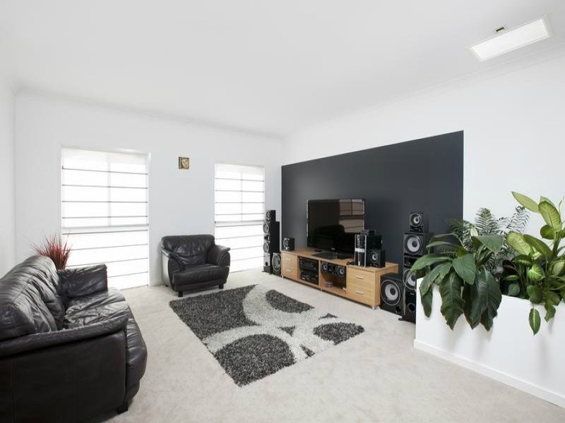 33 Goodenia Cr, Seventeen Mile Rocks QLD 4073