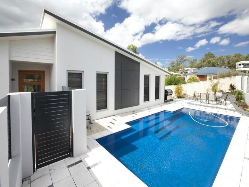 33 Goodenia Cr, Seventeen Mile Rocks QLD 4073