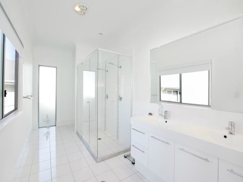 33 Goodenia Cr, Seventeen Mile Rocks QLD 4073