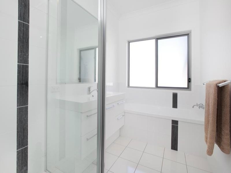 33 Goodenia Cr, Seventeen Mile Rocks QLD 4073