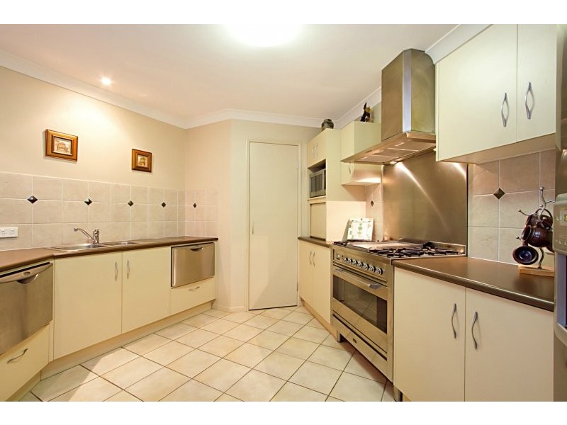 8 Jacksonia Drive, Seventeen Mile Rocks QLD 4073