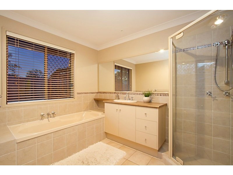 8 Jacksonia Drive, Seventeen Mile Rocks QLD 4073