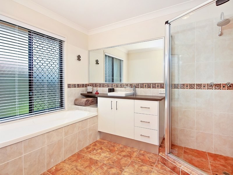 19 Lightwood Pl, Sinnamon Park QLD 4073