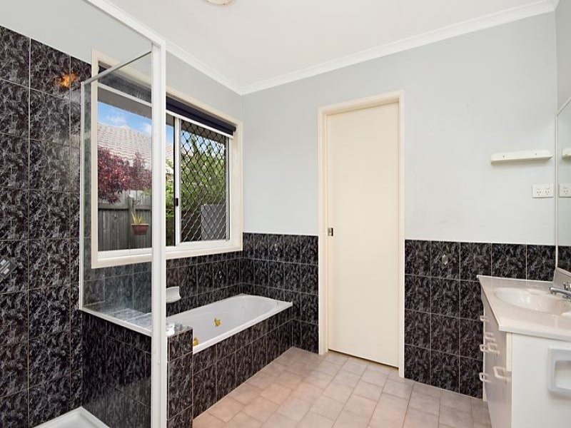 137 Emerald Drive, Regents Park QLD 4118