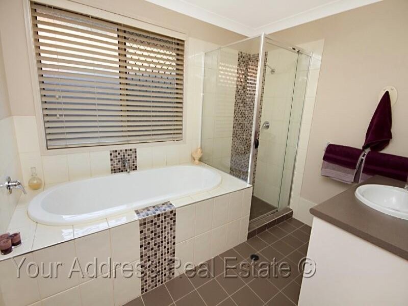 5 Cornell Close, Regents Park QLD 4118