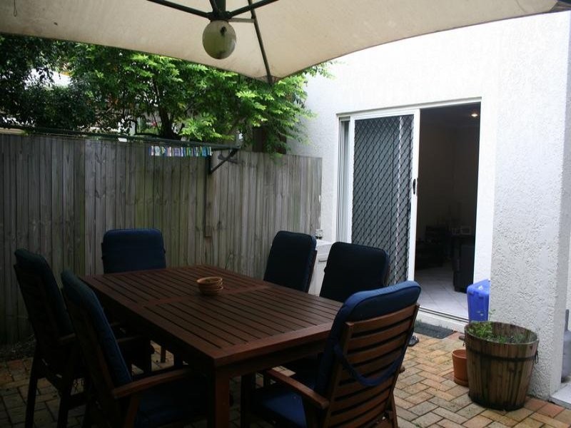 1/80 Victoria Terrace, Greenslopes QLD 4120