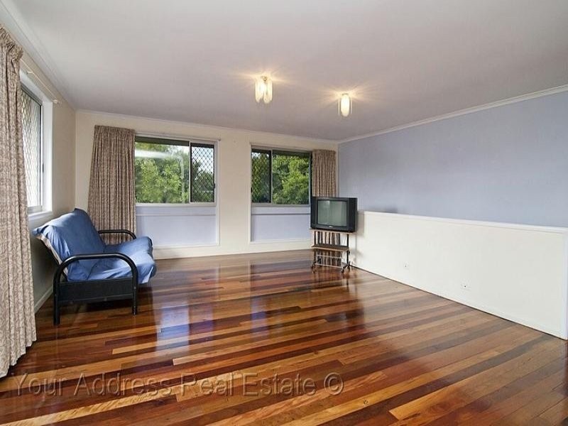 94 Conifer Street, Hillcrest QLD 4118