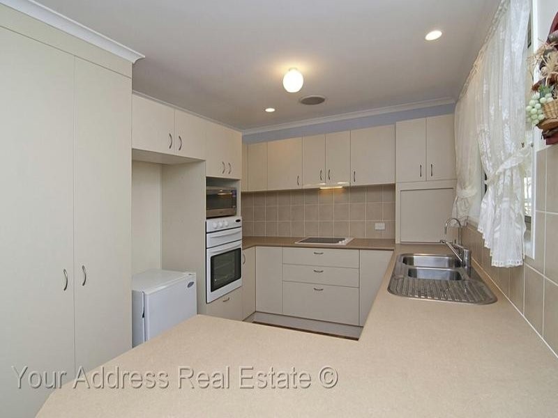 94 Conifer Street, Hillcrest QLD 4118