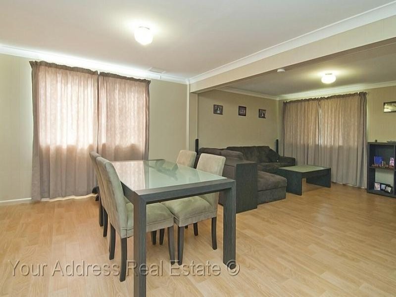 94 Conifer Street, Hillcrest QLD 4118