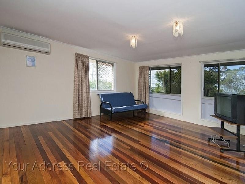 94 Conifer Street, Hillcrest QLD 4118