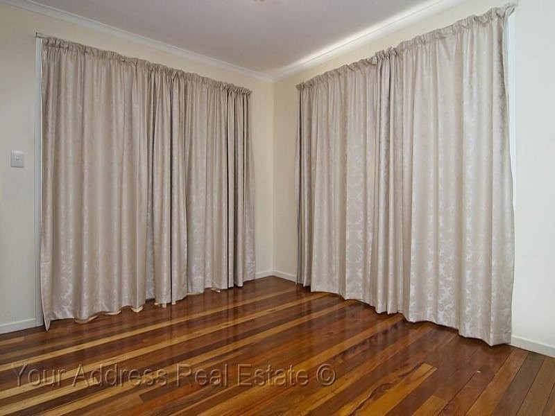 94 Conifer Street, Hillcrest QLD 4118