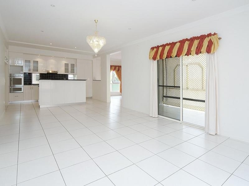 16 Cornell Close, Regents Park QLD 4118