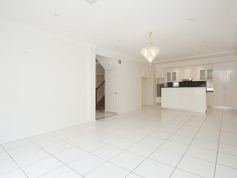16 Cornell Close, Regents Park QLD 4118