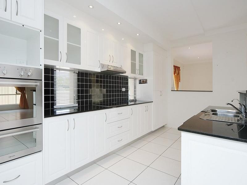 16 Cornell Close, Regents Park QLD 4118