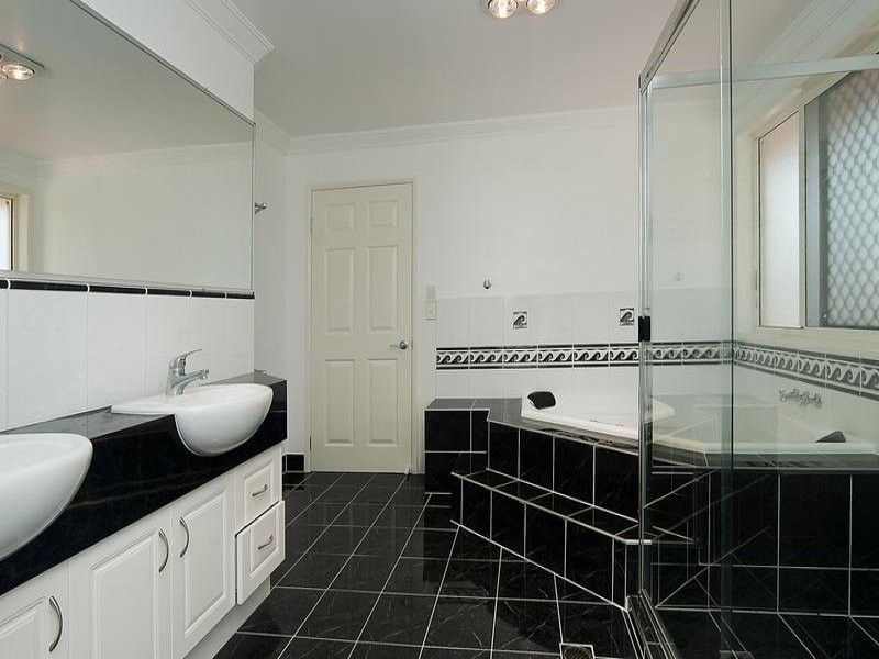 16 Cornell Close, Regents Park QLD 4118