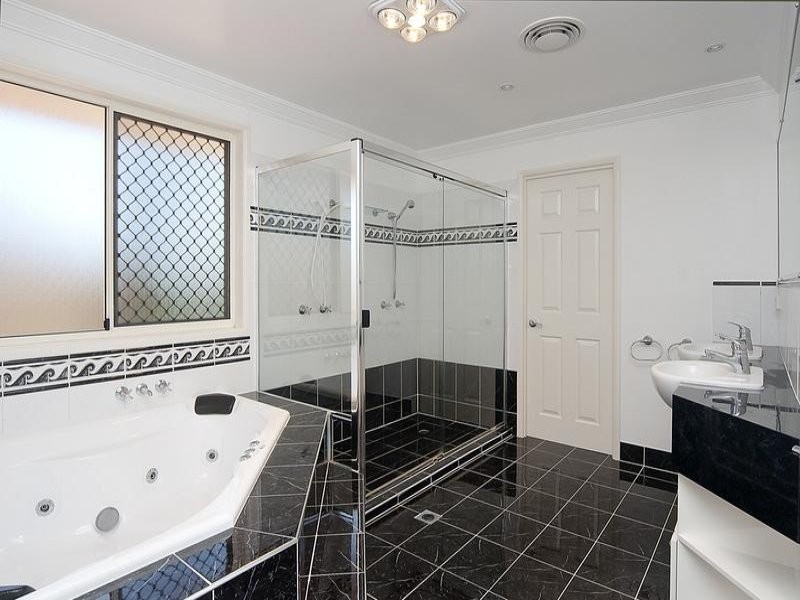 16 Cornell Close, Regents Park QLD 4118