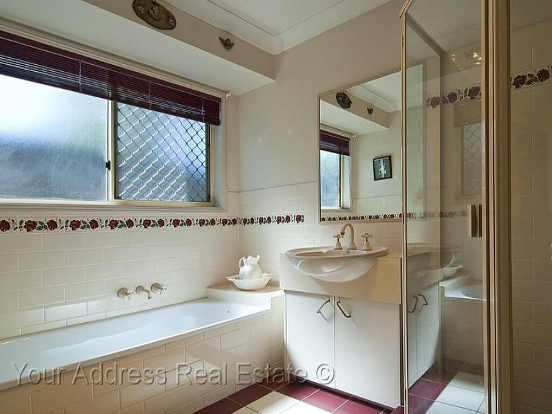 6 Folium Court, Regents Park QLD 4118