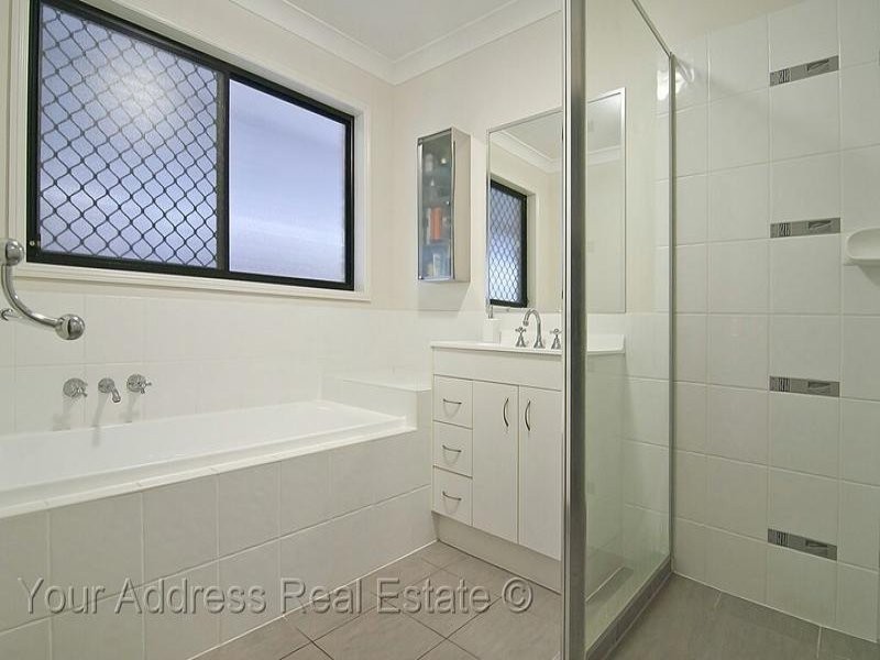 1 Zoe Place, Hillcrest QLD 4118