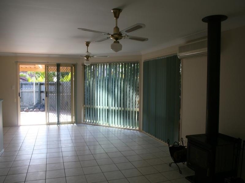 8 Kalbarri Rise, Regents Park QLD 4118