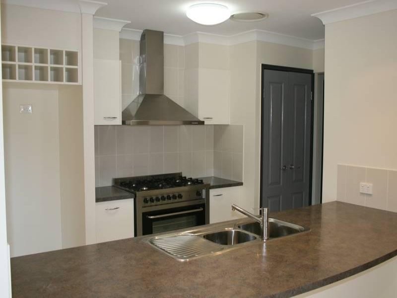 27 Sandalwood Street, Heathwood QLD 4110