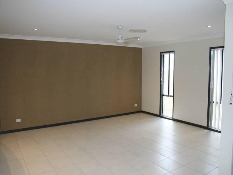 27 Sandalwood Street, Heathwood QLD 4110