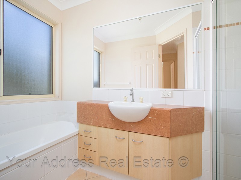 8 Samia Court, Regents Park QLD 4118